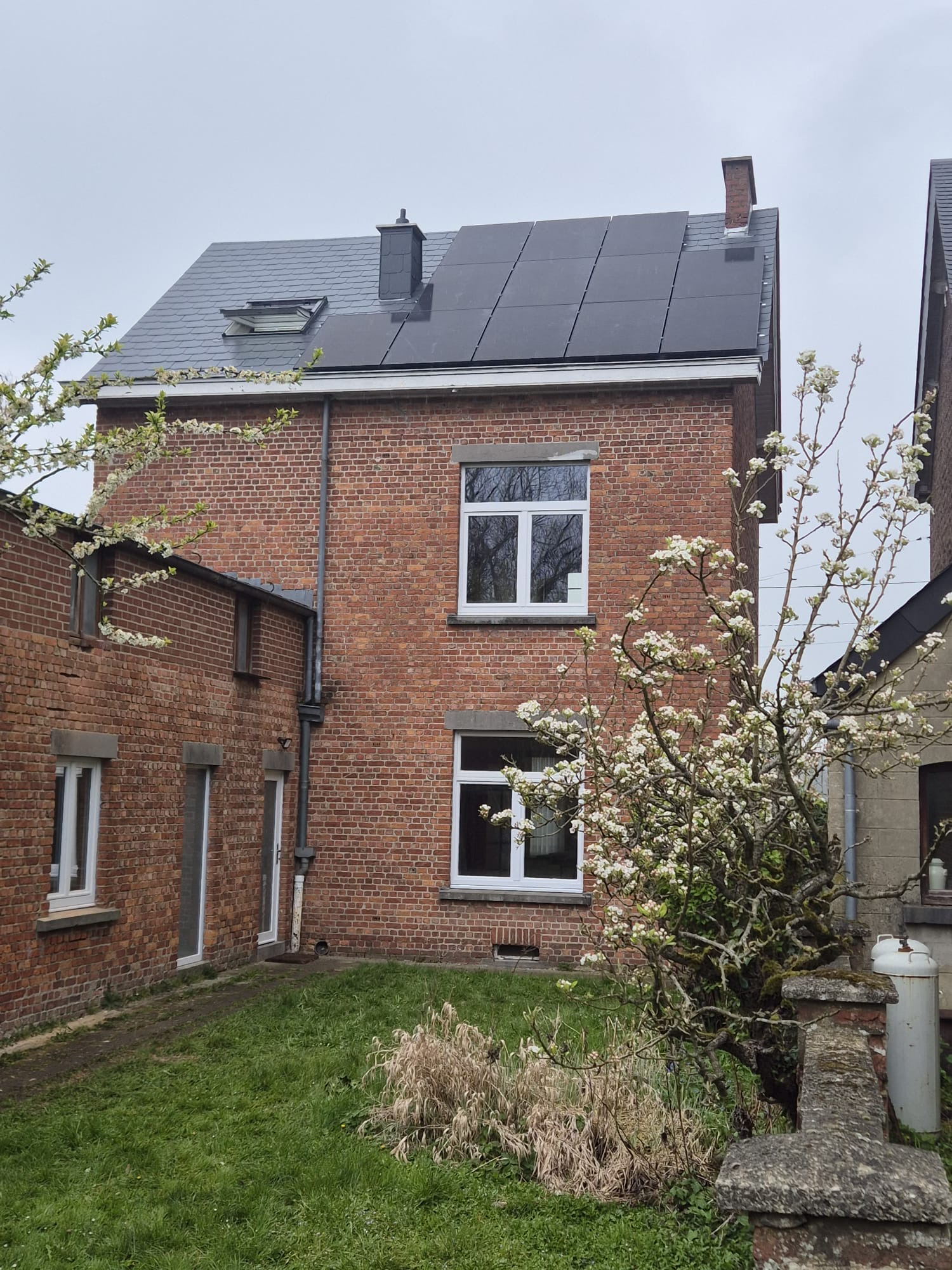 Panneaux solaires photovoltaïques installés sur toiture en ardoises