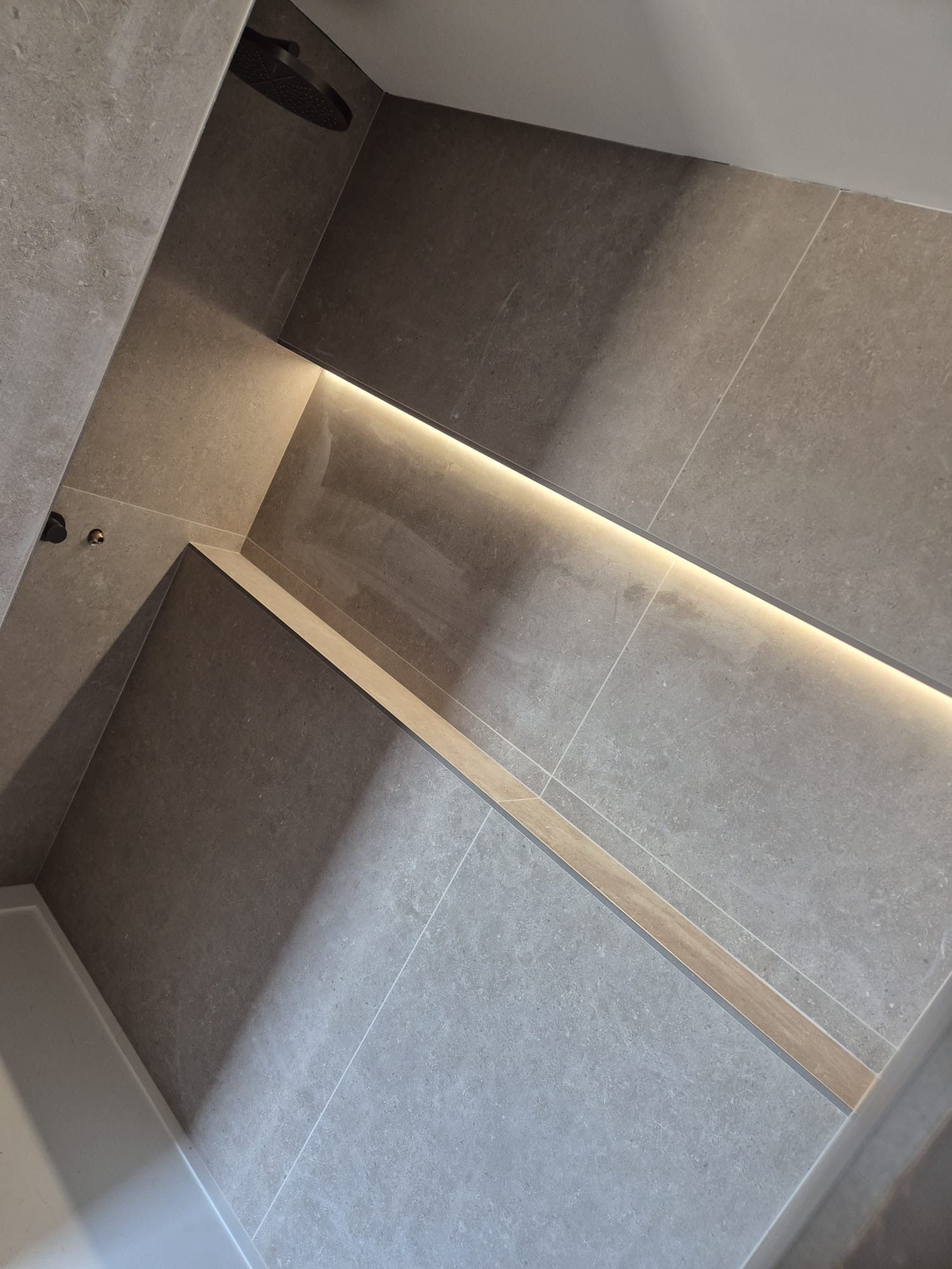 Niche de douche avec éclairage LED intégré dans une salle de bain