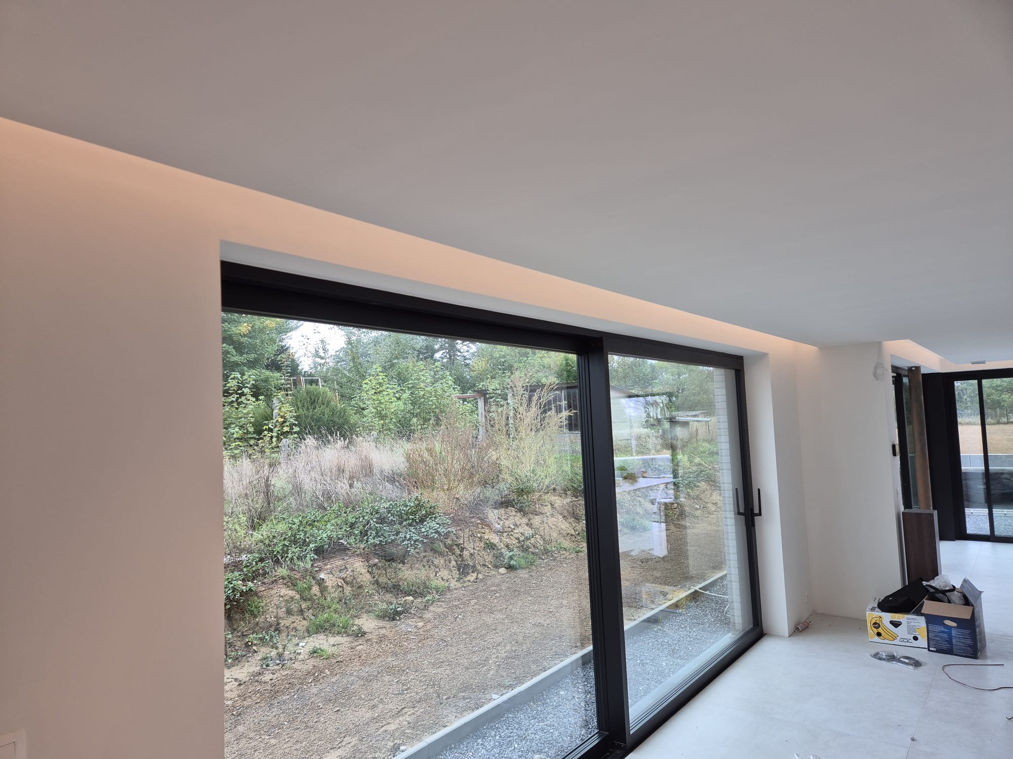 Corniche lumineuse LED indirecte dans un séjour contemporain