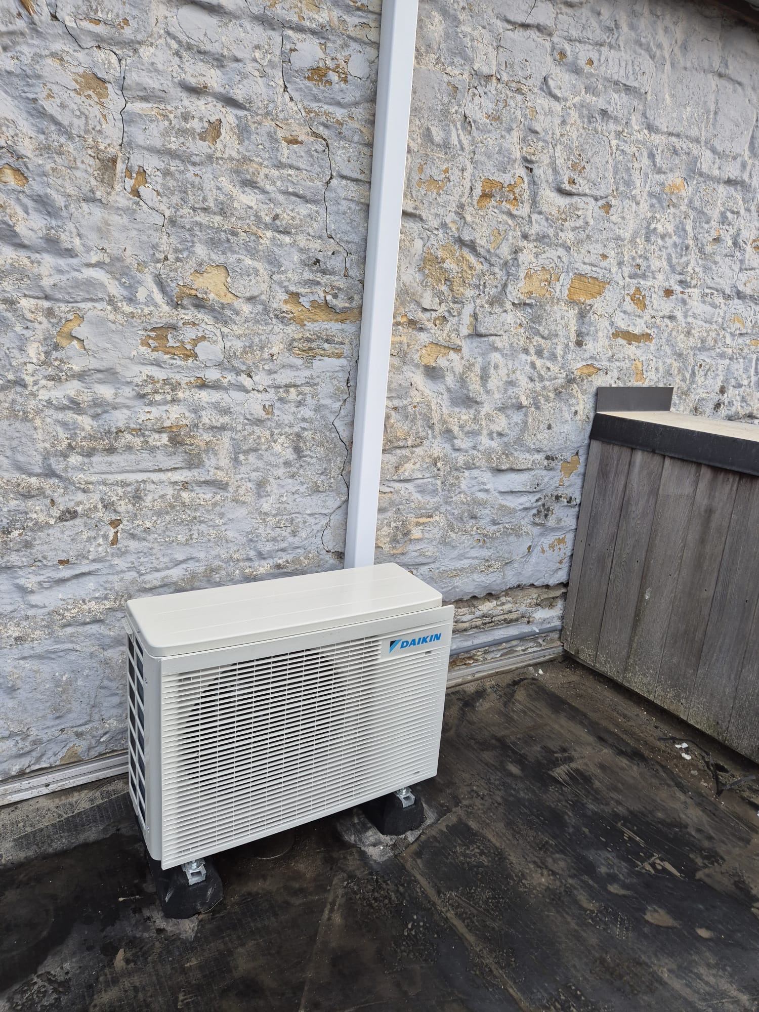 Unité extérieure de climatisation Daikin installée sur plots