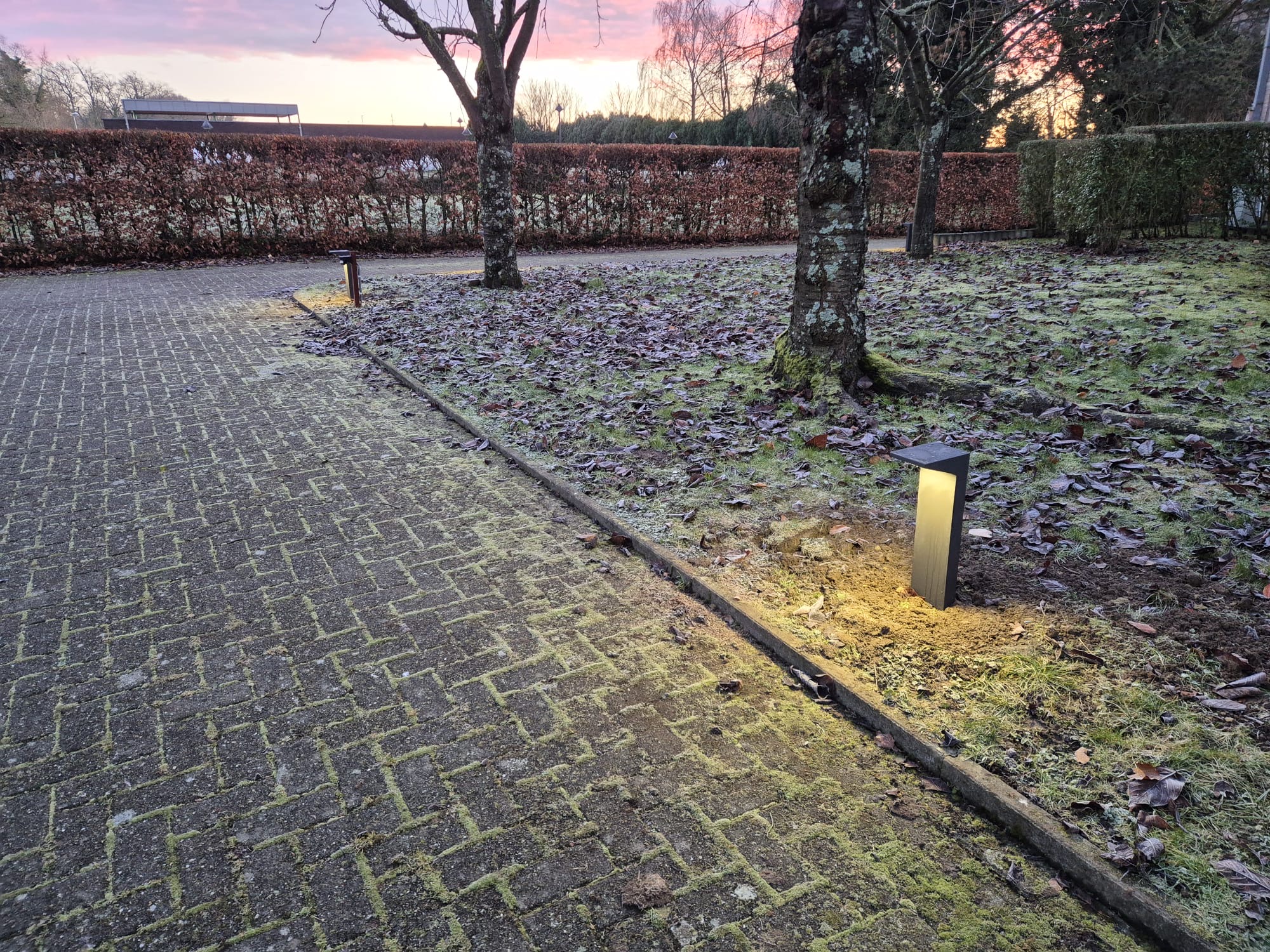 Bornes d'éclairage LED extérieures le long d'une allée de jardin