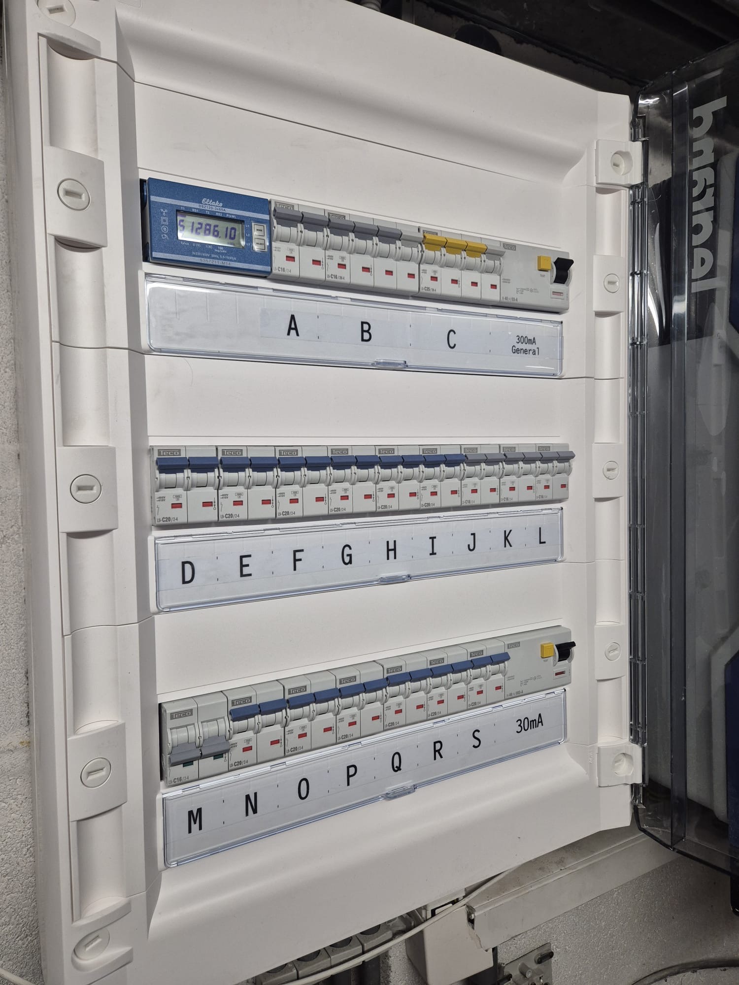 Tableau électrique Legrand avec compteur d'énergie et circuits étiquetés A à S