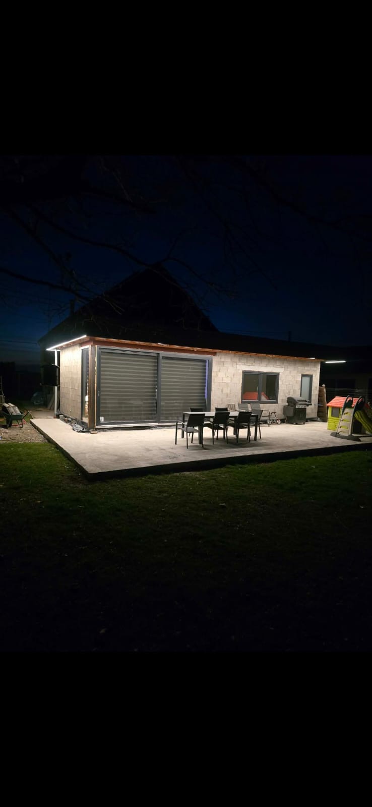 Éclairage extérieur LED d'une annexe et terrasse de nuit