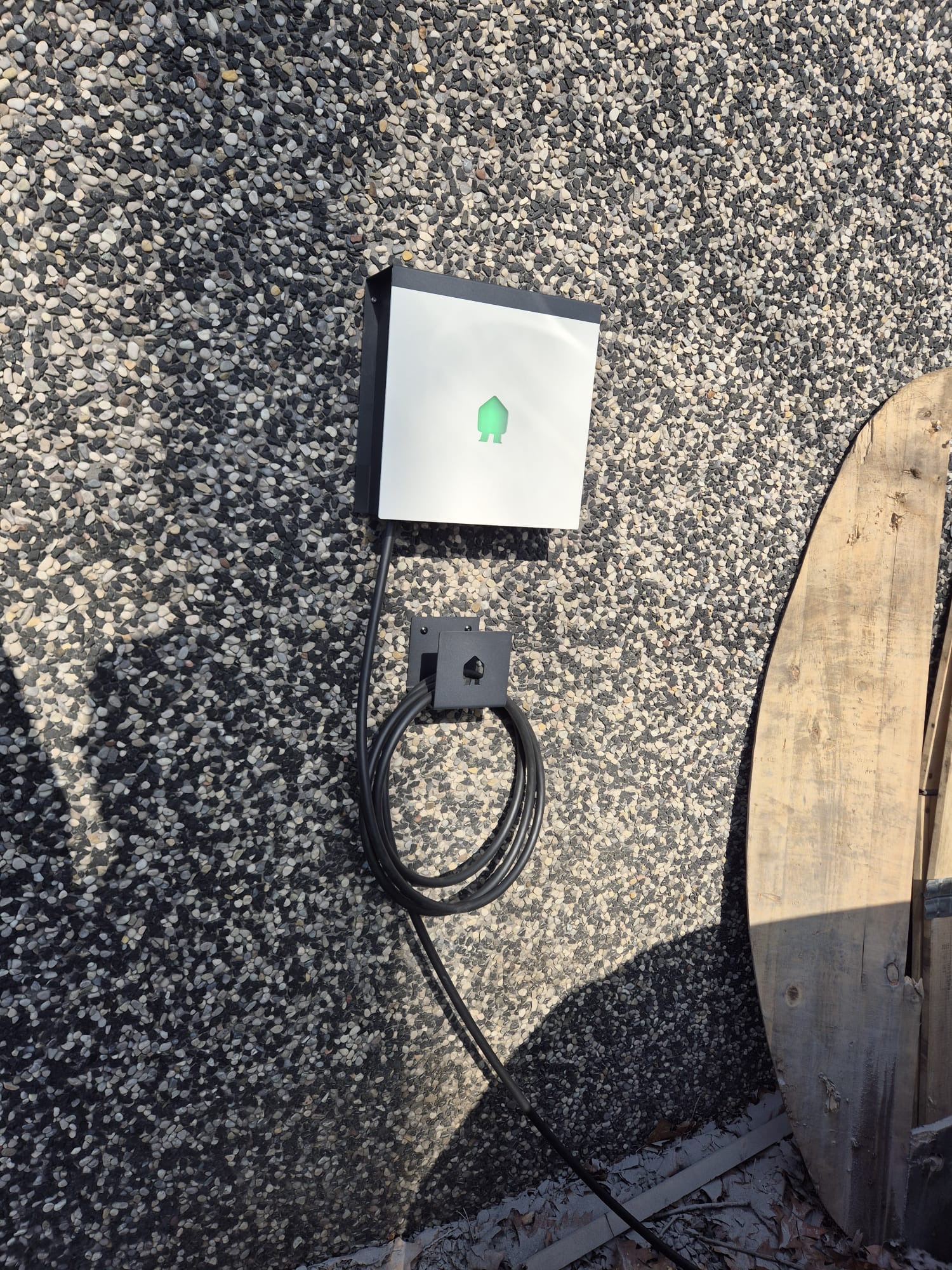 Borne de recharge murale avec voyant vert et support de câble