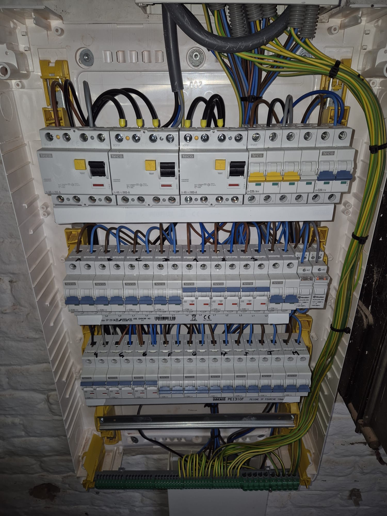 Câblage soigné et organisé à l'intérieur d'un tableau électrique